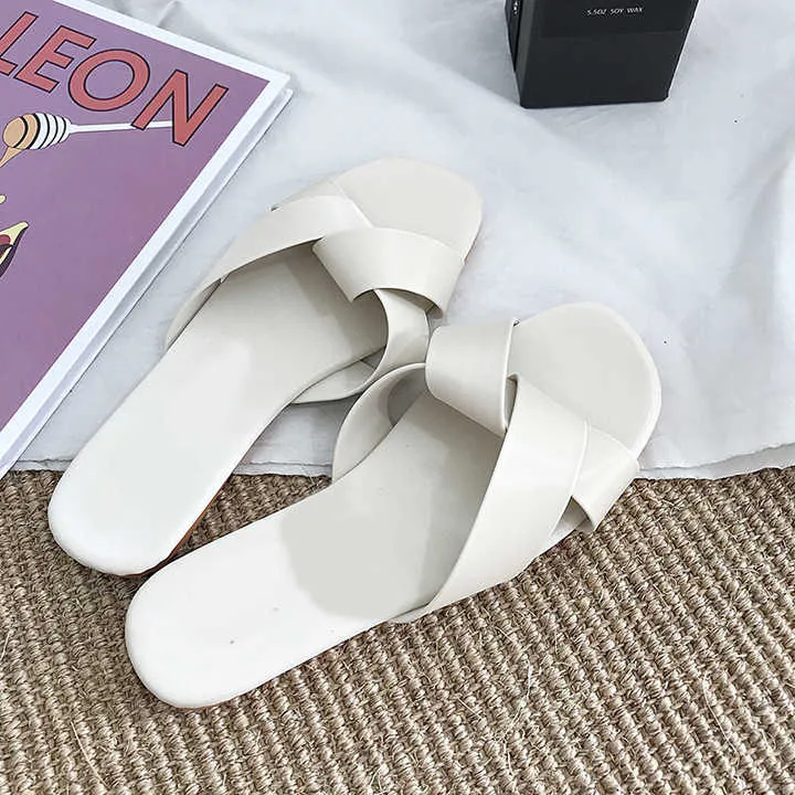 ة ونعال وكعب مسطةFlat heel sandals
