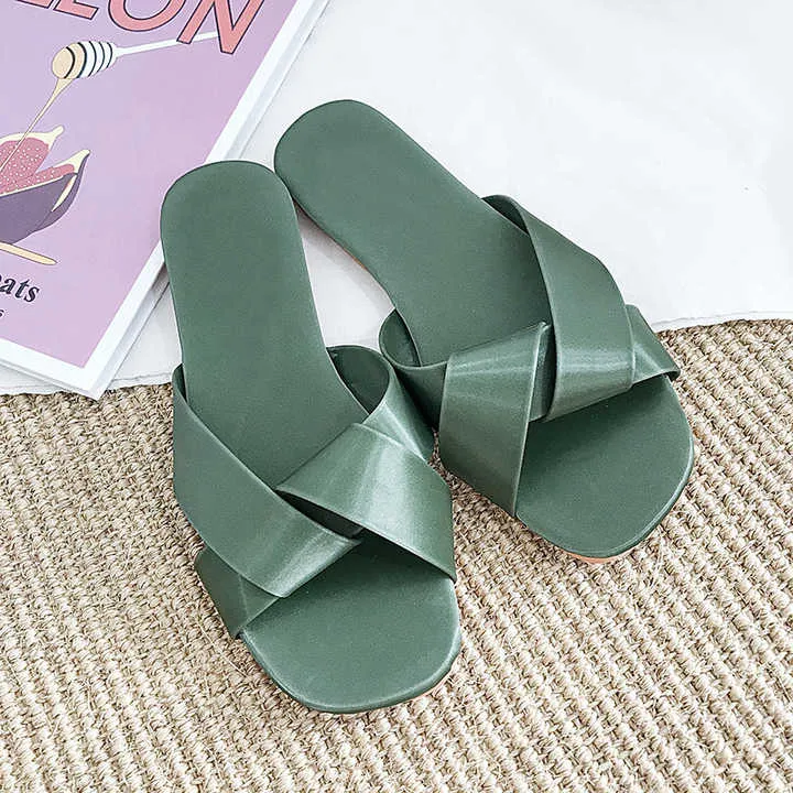 ة ونعال وكعب مسطةFlat heel sandals