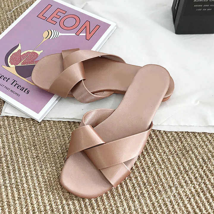 ة ونعال وكعب مسطةFlat heel sandals