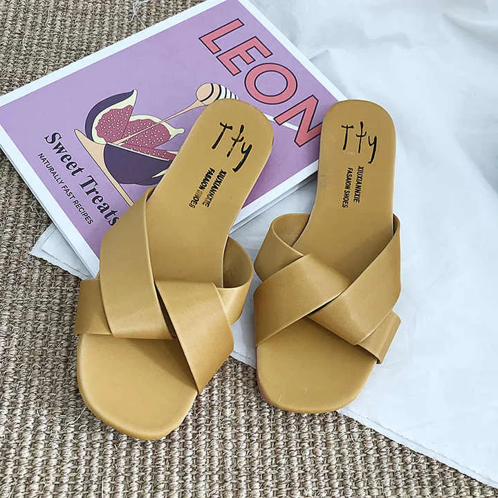 ة ونعال وكعب مسطةFlat heel sandals
