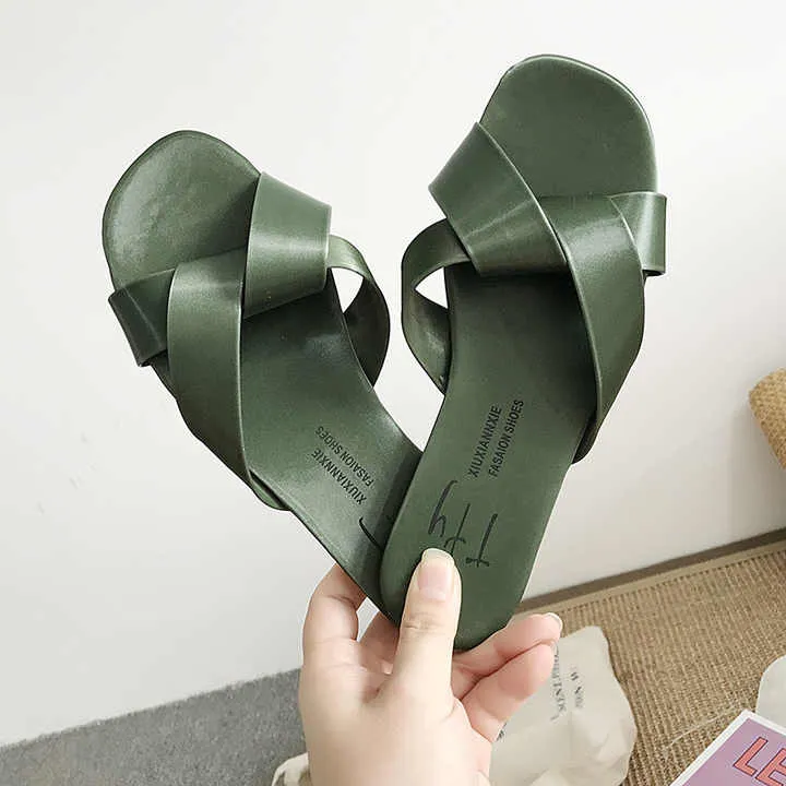 ة ونعال وكعب مسطةFlat heel sandals