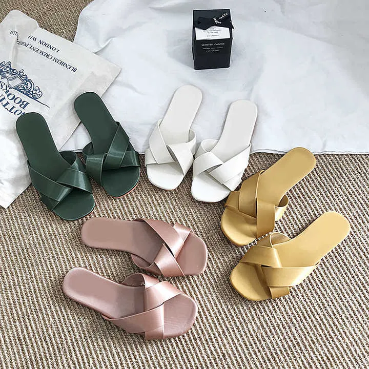 ة ونعال وكعب مسطةFlat heel sandals